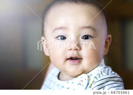 カメラ目線の綺麗な赤ちゃんの顔とコピースペースの写真素材