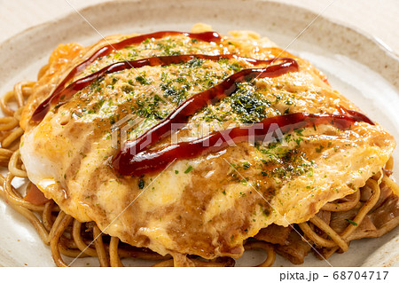 オムそば(オム焼きそば)。 68704717