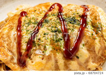 オムそば(オム焼きそば)のアップ。 68704724