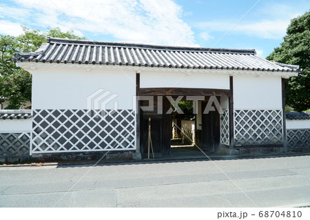 旧足守藩侍屋敷の長屋門と夏空　岡山県岡山市北区足守 68704810