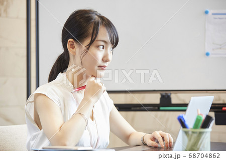 会議室でミーティングをする女性 68704862