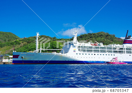 父島・二見港に停泊中のおがさわら丸 68705347
