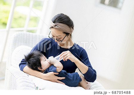 生後5ヶ月の赤ちゃんにミルクをあげる母親 生後5ヶ月の赤ちゃんにミルクをあげる母親 68705488