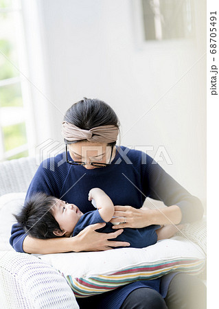 生後5ヶ月の赤ちゃんにミルクをあげる母親 生後5ヶ月の赤ちゃんにミルクをあげる母親 68705491
