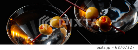 Martini with green olives . 68707327