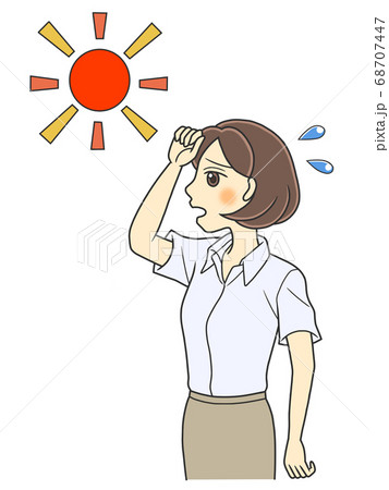 太陽の下で暑そうな半袖シャツの若い女性 68707447