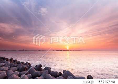 燃えるような朝焼け 68707448