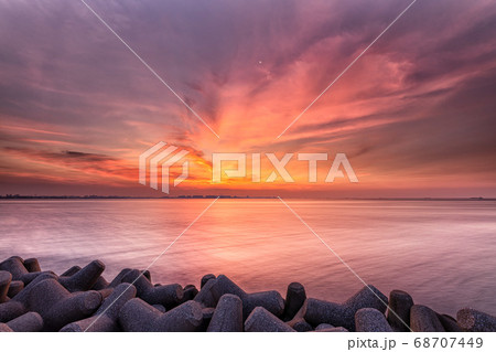 燃えるような朝焼け 68707449