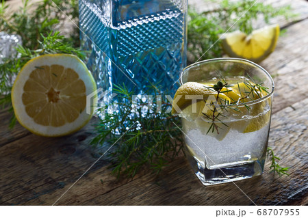 Cocktail with blue gin , tonic and lemon . 68707955