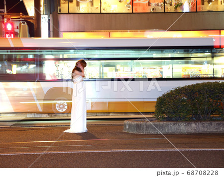 夜の道路に立つ白いワンピースの女の子 夜の道路に立つ白いワンピースの女の子 68708228