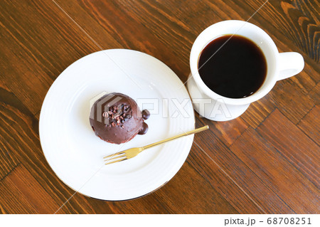 木製テーブルにあるホットコーヒーとチョコケーキ 木製テーブルにあるホットコーヒーとチョコケーキ 68708251
