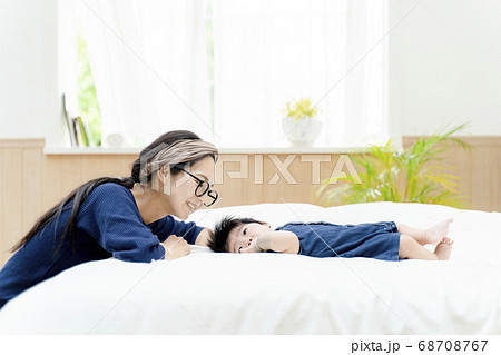 生後5ヶ月の赤ちゃんを寝かしつける母親 68708767