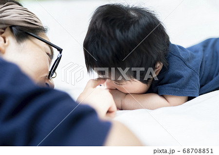 生後5ヶ月の赤ちゃんとベッドで触れ合う母親 生後5ヶ月の赤ちゃんとベッドで触れ合う母親 68708851