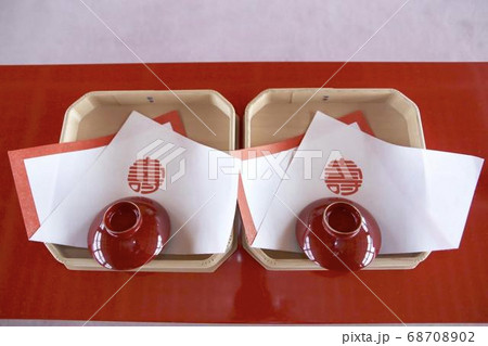 杯を交わす神前結婚式の日 68708902