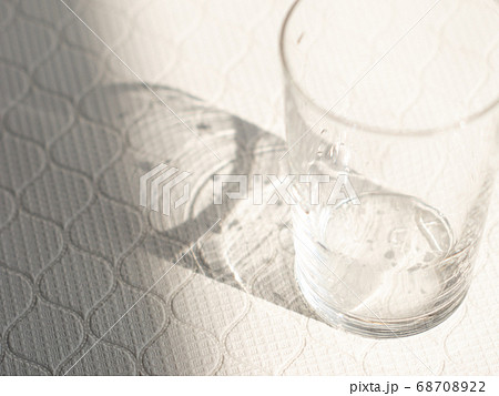 注ぐ前のグラス・コップ。水分補給。飲む。 68708922