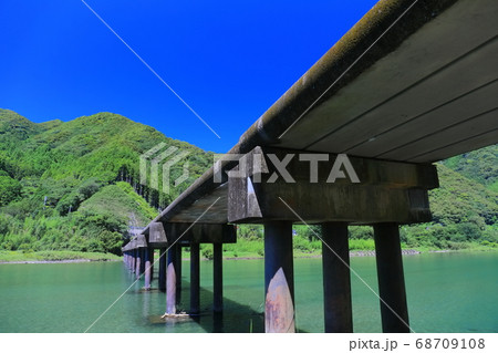 【高知県】晴天下の名越屋沈下橋 68709108
