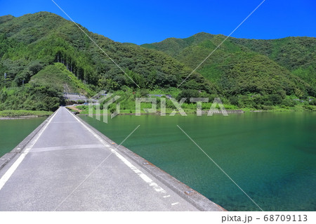 【高知県】晴天下の名越屋沈下橋 68709113