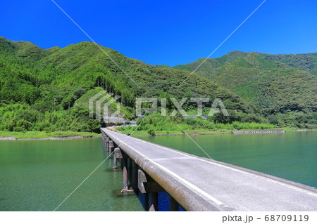 【高知県】晴天下の名越屋沈下橋 68709119