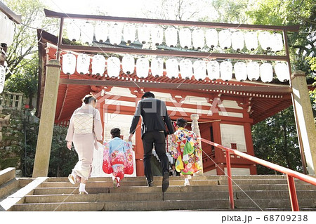 神社へ753のお宮参りへ手を繋いで 68709238