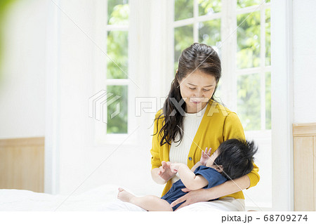 生後5ヶ月の孫と触れ合うおばあちゃん 生後5ヶ月の孫と触れ合うおばあちゃん 68709274