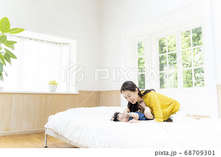 生後5ヶ月の孫と触れ合うおばあちゃん 68709301