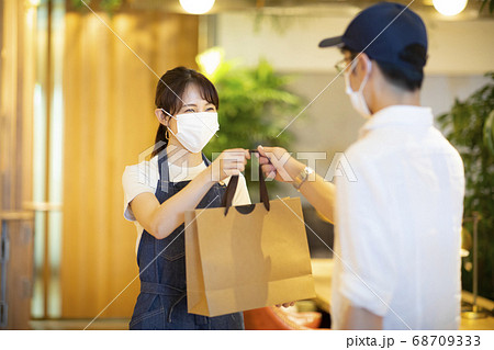 飲食店店員　持ち帰り　紙袋 68709333