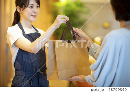 飲食店店員　持ち帰り　紙袋 68709340