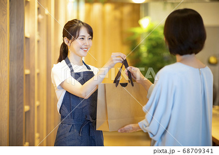 飲食店店員　持ち帰り　紙袋 68709341