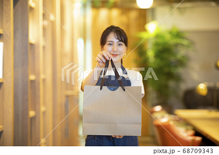 飲食店店員　持ち帰り　紙袋 68709343