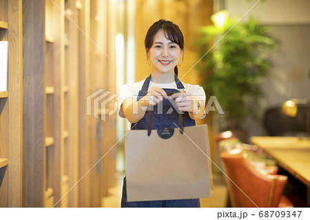 飲食店店員 持ち帰り 紙袋 飲食店店員 持ち帰り 紙袋 68709347