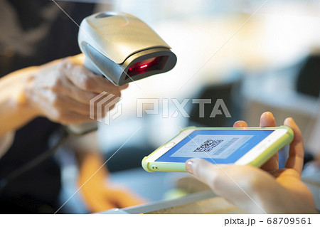 レジ　支払い　スマホ決済　キャッシュレス 68709561