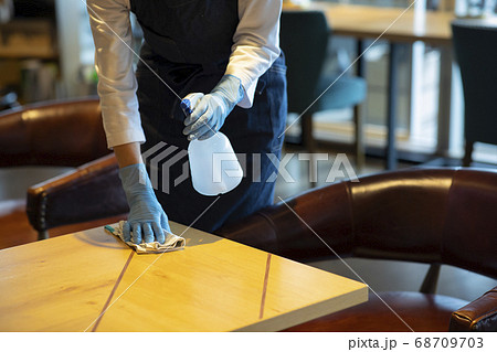 消毒をする飲食店店員 68709703