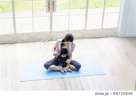 生後5ヶ月親子ヨガイメージ 68710940