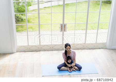 生後5ヶ月親子ヨガイメージ 生後5ヶ月親子ヨガイメージ 68710942