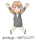 スーツ姿で喜んでいる女性 68711177