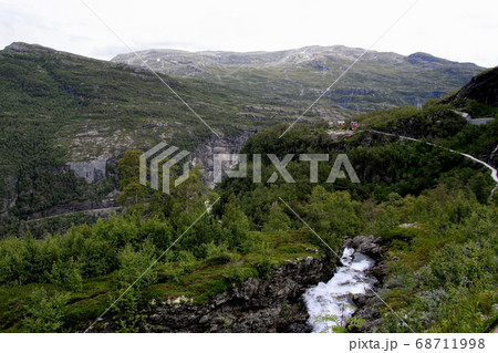 ノルウェー　フロム鉄道　ミュルダール駅からヴァトナハルセン駅に向かう急坂の自転車道西側を流れる急渓流 68711998