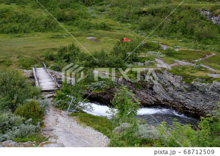 ノルウェー フロム鉄道 ミュルダール駅からヴァトナハルセン駅に向かう自転車道に沿う渓流に架かる古い橋 ノルウェー フロム鉄道 ミュルダール駅からヴァトナハルセン駅に向かう自転車道に沿う渓流に架かる古い橋 68712509