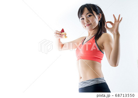 甘いものにも負けない若い女性 筋トレ女子 チートデイ 甘いものにも負けない若い女性 筋トレ女子 チートデイ 68713550