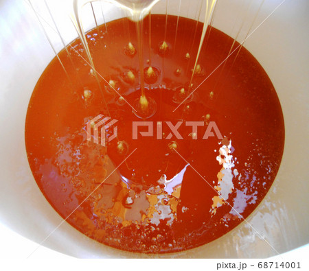 Background texture, dropping drops of sweet honey 68714001