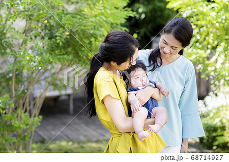 生後5ヶ月の赤ちゃんを抱く母と祖母の写真素材