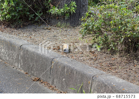 車道脇のゴミ 68715573