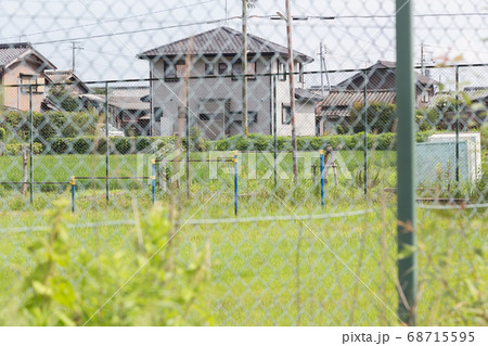 フェンスで囲まれた公園の鉄棒 68715595