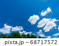 夏の青空に浮かぶ白い雲 68717572
