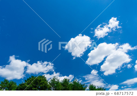 夏の青空に浮かぶ白い雲 68717572