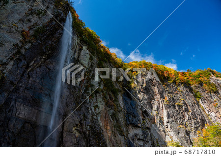 （長野県）米子大瀑布　紅葉 68717810