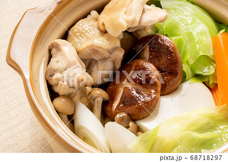 一人鍋イメージ 一人前サイズの小さな土鍋に入れられた博多風水炊き 鶏の水炊き の写真素材