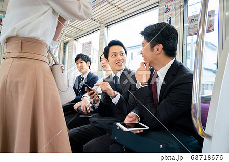 電車の中でスマホを見るビジネスマン 撮影協力 京王電鉄株式会社 の写真素材