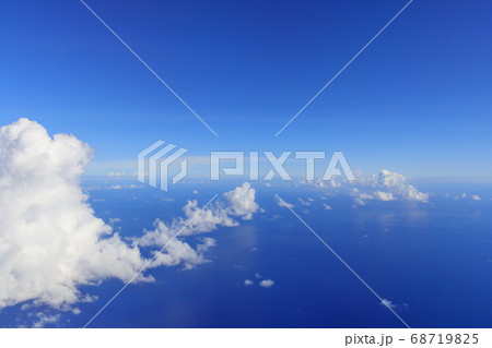 沖縄 南国の夏雲 空撮の写真素材