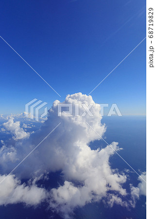 沖縄 南国の夏雲 空撮の写真素材