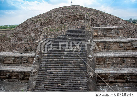 メキシコ 世界遺産のテオティワカン遺跡のレリーフ メキシコ 世界遺産のテオティワカン遺跡のレリーフ 68719947
